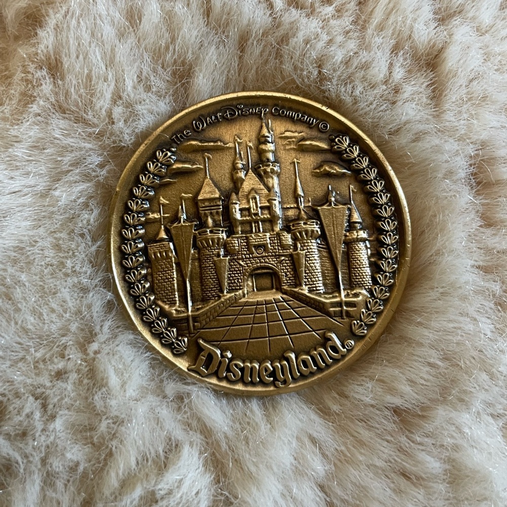 VINTAGE DISNEYLAND COIN 5
LANDS & MAIN ST WALT DISNEY COMPANY BRONZE